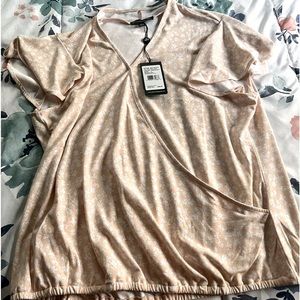 NWT Adrianna Papell v-neck peach short sleeve shirt